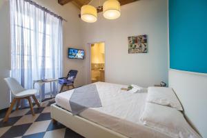 A bed or beds in a room at Manì Rooms