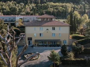 une vue aérienne d'une maison avec un jardin dans l'établissement Borgo San Martino - Residence Hotel & SPA, à Riparbella
