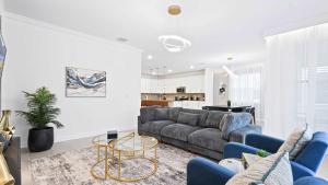 Χώρος καθιστικού στο Champions Gate 6BR Private Theater Games Pool Spa