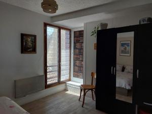 普罗万Provins centre, Appartement "Les voyages de Nastia", proche remparts et gare的一间卧室，里面有一张床和一扇窗户。