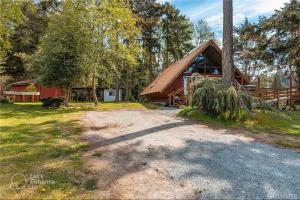 奥克港Room in Shared A-Frame Chalet的前面有大车道的房子
