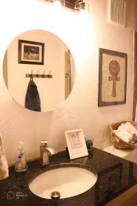 奥克港Room in Shared A-Frame Chalet的浴室里有洗手池和镜子