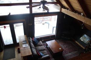 奥克港Room in Shared A-Frame Chalet的客厅享有高空美景,配有沙发和窗户。