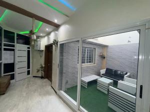 a bathroom with a glass shower and a couch at TWO M RÉSIDENCE M&M Thies ZAC Nguinth in Thiès +96 photos