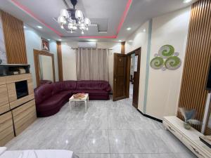 a living room with a purple couch and a table at TWO M RÉSIDENCE M&M Thies ZAC Nguinth in Thiès