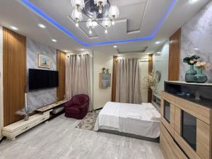 a bedroom with a bed and a television in a room at TWO M RÉSIDENCE M&M Thies ZAC Nguinth in Thiès