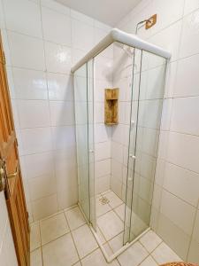 インビトゥバにあるCasa Florestaの浴室のガラス扉付きシャワー