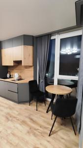 Η κουζίνα ή μικρή κουζίνα στο Студія-люкс з панорамними вікнами - біля жд авто вокзала