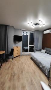 Ένα ή περισσότερα κρεβάτια σε δωμάτιο στο Студія-люкс з панорамними вікнами - біля жд авто вокзала