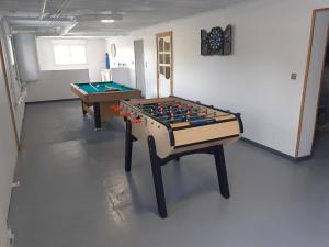 ein Raum mit zwei Tischfußballtischen in der Unterkunft Maison ROSAE Betula 