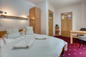 a hotel room with two beds and a desk at Willa Marion in Karpacz