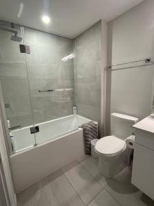 Koupelna v ubytování Downtown bright & cozy 1 BR with 6 appliances + 5 fotografií