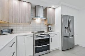 Η κουζίνα ή μικρή κουζίνα στο Elegant Two-Bedroom Oceanfront Penthouse with Private Balcony +32 φωτογραφίες