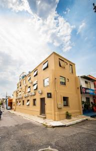 a building with windows on the side of a street at Amazinn Hotel in Belém