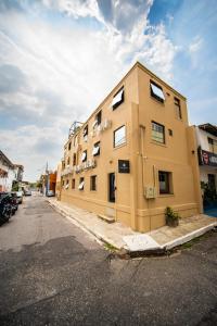 a yellow building on the side of a street at Amazinn Hotel in Belém