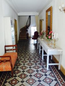 uma sala de estar com uma mesa e uma escada em Chez Lola-Maison d'hôtes Corbières em Durban-Corbières