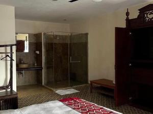 Un baño con ducha y una cama en una habitación. en Hotel Maculís, en Campeche 56 fotos más