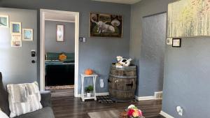 Una sala de estar con un barril en la esquina de una habitación. en Stay St Paul Haven, en West Saint Paul