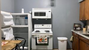 una cocina con estufa y microondas en Stay St Paul Haven, en West Saint Paul 21 fotos más