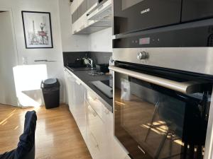 フレンヌにあるT3 lumineux 15min Paris, aéroport Orly à 10minのキッチン(コンロ付) +17枚の写真