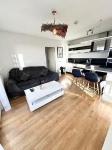 フレンヌにあるT3 lumineux 15min Paris, aéroport Orly à 10minのソファとテーブルのあるリビングルーム