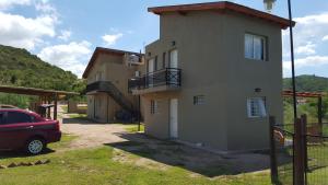 una casa con un'auto parcheggiata davanti di La Serena Cabañas a Potrero de los Funes