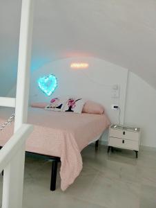ein Schlafzimmer mit einem Bett mit einem Herzschild drauf in der Unterkunft Lyon Vischi in Trani