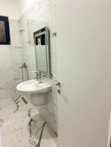 Ένα μπάνιο στο Tirana Luxe Apartments 3
