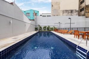 a swimming pool on the roof of a building at Apto Novo Centro SP Com Vista Panorâmica in Sao Paulo