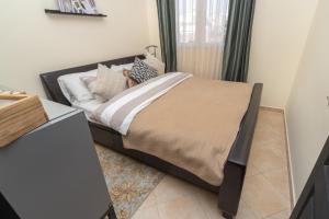 un dormitorio con una cama en una habitación en ZEN, WIFI FIBRE, NETFLIX, CENTRE, PLAGE, TANGERBNB com, en El Balia