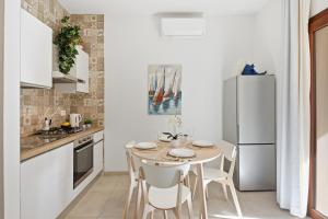 Køkken eller tekøkken på Residence Moresca , Appartamento Tavolara con Giardino e Vista Mare a 80 mt dalla Spiaggia