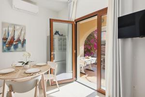 Et tv og/eller underholdning på Residence Moresca , Appartamento Tavolara con Giardino e Vista Mare a 80 mt dalla Spiaggia