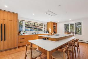 cocina con armarios de madera y encimera blanca en Evergreen Stowe, en Stowe