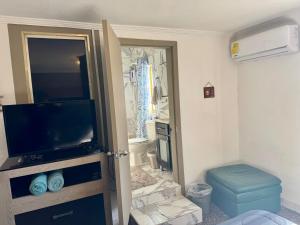 ein Zimmer mit Flachbildfernseher und Badezimmer in der Unterkunft Suite 3 del Centro de Cuauhtémoc Chihuahua in Cuauhtémoc
