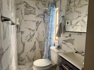 ein Badezimmer mit Toilette und Waschbecken in der Unterkunft Suite 3 del Centro de Cuauhtémoc Chihuahua in Cuauhtémoc + 5 Fotos