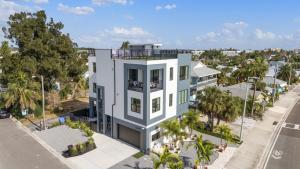 Gallery image of Ocean View-Private Pool-Large Rooftop Deck in St. Pete Beach +75 photos