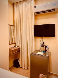 Μια τηλεόραση ή/και κέντρο ψυχαγωγίας στο Pyramids Fort & free pickup service