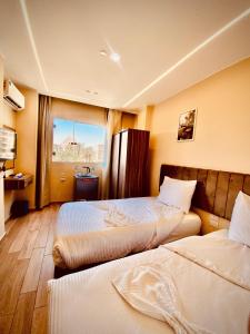 Ένα ή περισσότερα κρεβάτια σε δωμάτιο στο Pyramids Fort & free pickup service