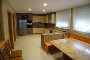 Η κουζίνα ή μικρή κουζίνα στο Hospedaje Casa Ribeira Sacra +21 φωτογραφίες