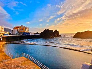 Blick auf das Meer mit Gebäuden am Strand in der Unterkunft Casita Independiente Frente al Mar in El Pris