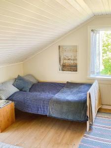 une chambre avec un lit et une fenêtre dans l'établissement Farmhouse In Bohuslän Near Sea And Nature, à Hamburgsund