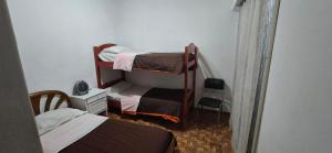 een kleine kamer met 2 stapelbedden bij Hotel Paris in General San Martín