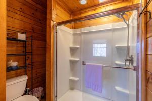 ウェスト・ジェファソンにあるBuck Ridgeの浴室のガラス扉付きシャワー +42枚の写真