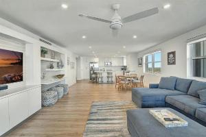 Posezení v ubytování Stylish Three-Bedroom Oceanfront Apartment with Private Balcony