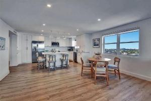 Kuchyň nebo kuchyňský kout v ubytování Stylish Three-Bedroom Oceanfront Apartment with Private Balcony