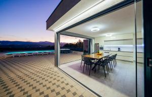 ein Esszimmer mit Tisch und Stühlen auf einem Balkon in der Unterkunft Beautiful Home In Imotski in Imotski + 48 Fotos