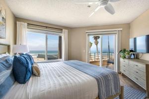 een slaapkamer met een bed met uitzicht op de oceaan bij San Miguel #8 in Oceanside +43 foto's