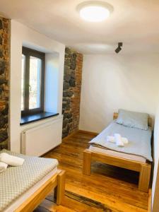een kamer met twee bedden en een raam bij Skansen- Bożejów in Radomierowice