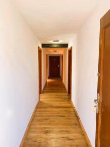 een hal met witte muren en een houten vloer bij Skansen- Bożejów in Radomierowice