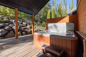 Fotografie z fotogalerie ubytování Black Diamond Chalet by Fernie Central Reservations v destinaci Fernie